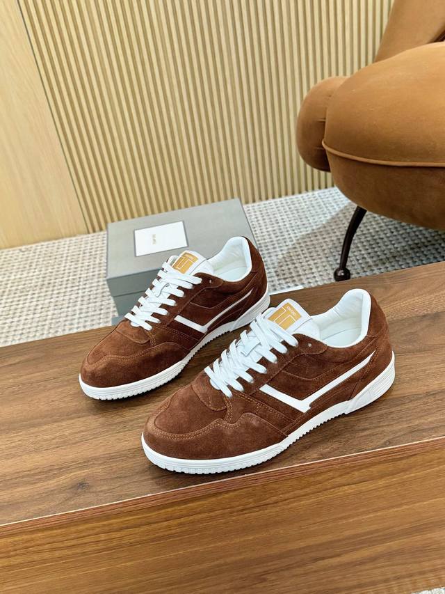 实价： 汤姆 Tom Ford 美国时尚轻奢2025爆款款 Size：39-45 Tom Ford来自欧美品牌，贸易原单，国内罕见，不易撞款 春夏穿到秋冬，跨越