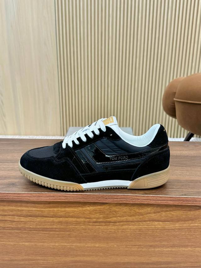 实价： 汤姆 Tom Ford 美国时尚轻奢2025爆款款 Size：39-45 Tom Ford来自欧美品牌，贸易原单，国内罕见，不易撞款 春夏穿到秋冬，跨越