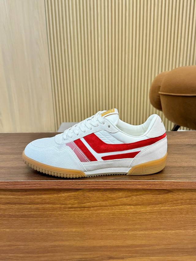 实价： 汤姆 Tom Ford 美国时尚轻奢2025爆款款 Size：39-45 Tom Ford来自欧美品牌，贸易原单，国内罕见，不易撞款 春夏穿到秋冬，跨越