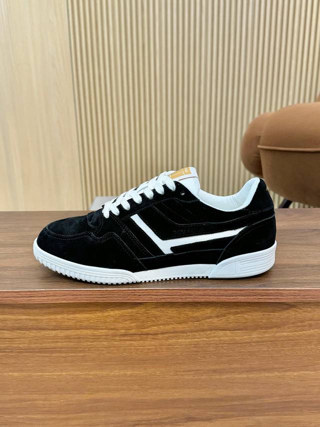 实价： 汤姆 Tom Ford 美国时尚轻奢2025爆款款 Size：39-45 Tom Ford来自欧美品牌，贸易原单，国内罕见，不易撞款 春夏穿到秋冬，跨越