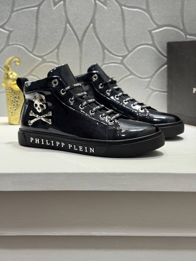 Philipp Plein-菲利普普来因 普来因潮流男士高帮系列休闲鞋在经典的基础上采用流线型设计这款采用牛皮搭配五金配件羊皮内里精心制作,层次鲜明，增加时尚指