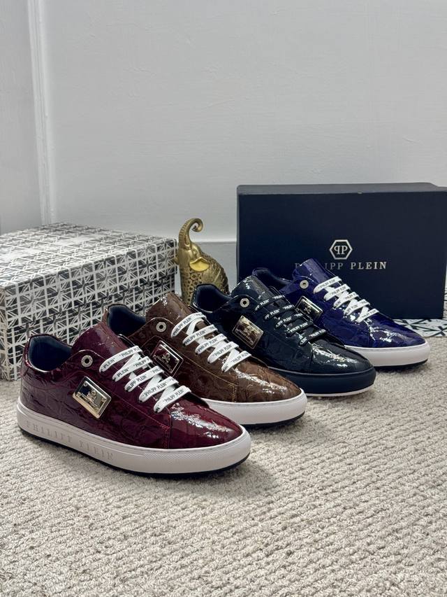 Philipp Plein-菲利普普来因 普来因潮流男士系列休闲鞋在经典的基础上采用流线型设计这款采用牛皮搭配五金配件羊皮内里精心制作,层次鲜明，增加时尚指数，