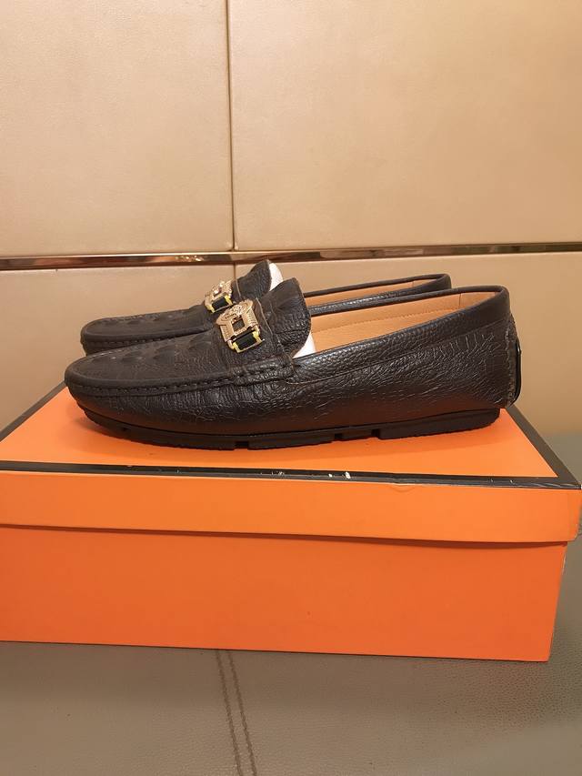 工厂P价 Versace 范思哲最新款豆豆鞋鞋抢先上市，鞋面选用牛皮，羊皮内里，最高品质出货独家高品质，实物拍摄，凸显品牌独特魅力 ，耐磨橡胶大底，高端定制38