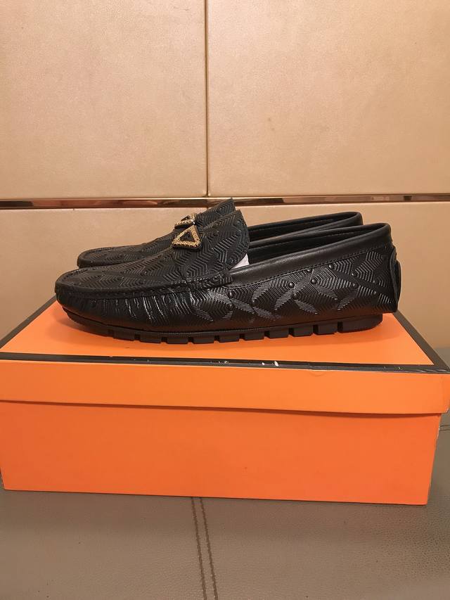 工厂P价 Versace 范思哲最新款豆豆鞋鞋抢先上市，鞋面选用牛皮，羊皮内里，最高品质出货独家高品质，实物拍摄，凸显品牌独特魅力 ，耐磨橡胶大底，高端定制38