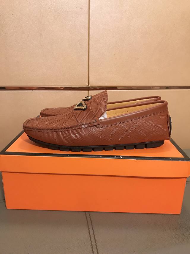 工厂P价 Versace 范思哲最新款豆豆鞋鞋抢先上市，鞋面选用牛皮，羊皮内里，最高品质出货独家高品质，实物拍摄，凸显品牌独特魅力 ，耐磨橡胶大底，高端定制38