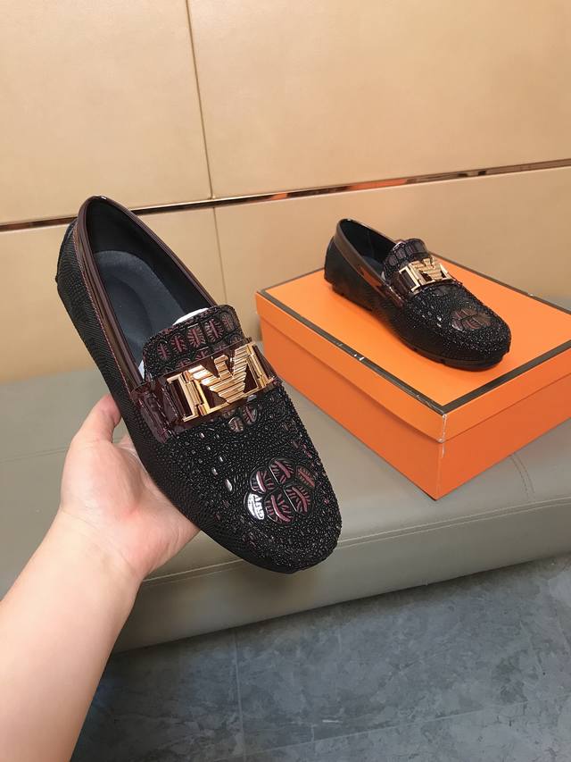 出厂价P 阿玛尼 男士经典款豆豆鞋，优质做工，鞋面:进口滴胶皮料，羊皮内里，套脚时尚懒人豆豆设计，休闲乐福款 ，配橡胶耐磨大底，绝对高档上档次，司机驾车专用 潮