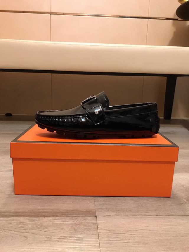 工厂P价 Lv路易威登 新款男士休闲豆豆鞋、鞋面进口漆皮，羊皮内里每一位男士的身份衬托，低调不失奢华，上脚大气稳重高端定制不管风吹雨打鞋楦不变，经得起时间的验证