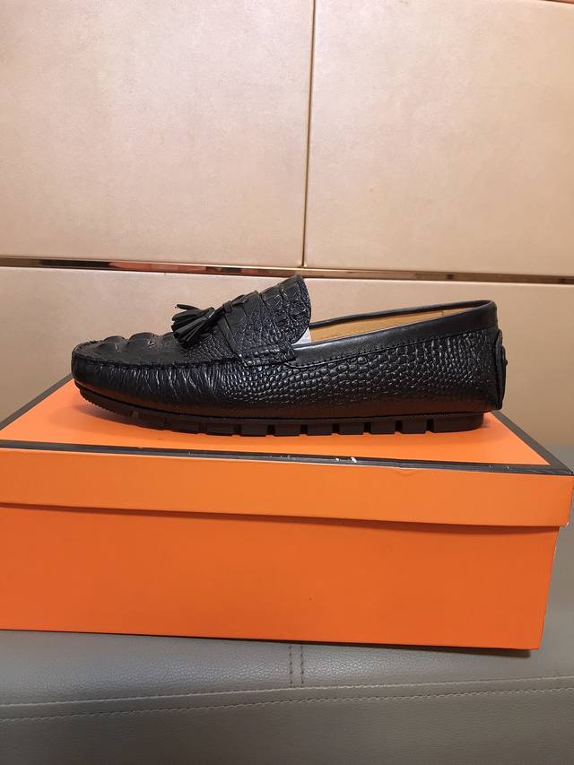 工厂P价 L.V 路易威登 最新男士潮流休闲豆豆鞋，面料采用意大利进口专用压花牛皮，羊皮内里，大底耐磨防滑，高级别版型，完美上脚效果，车工精湛。码数：38-44