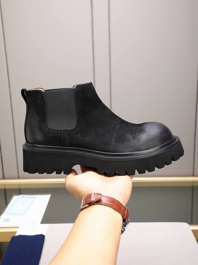 高帮菲拉格慕休闲皮鞋，进口头层磨砂牛皮乐福鞋将工致元素与摩登魅力融合，韧性强耐折不易变形，经久耐穿！皮里！发泡超轻耐磨大底，码数38-44 45定做不退不换