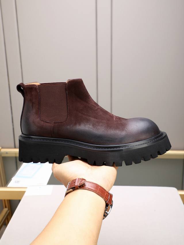 高帮菲拉格慕休闲皮鞋，进口头层磨砂牛皮乐福鞋将工致元素与摩登魅力融合，韧性强耐折不易变形，经久耐穿！皮里！发泡超轻耐磨大底，码数38-44 45定做不退不换