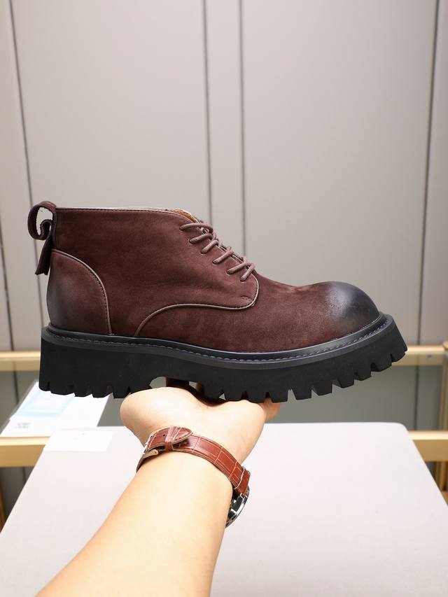 高帮菲拉格慕休闲皮鞋，进口头层磨砂牛皮乐福鞋将工致元素与摩登魅力融合，韧性强耐折不易变形，经久耐穿！皮里！发泡超轻耐磨大底，码数38-44 45定做不退不换