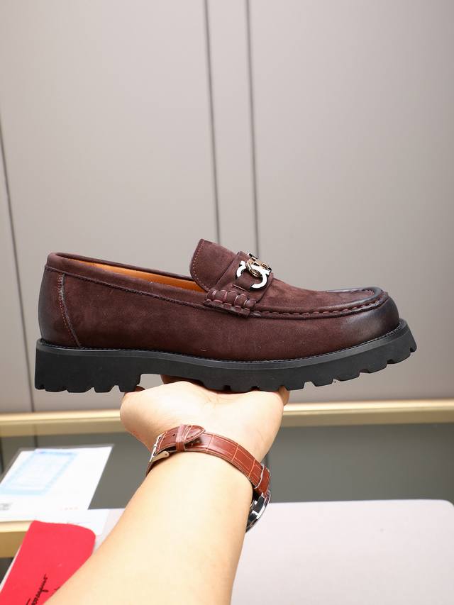 菲拉格慕休闲皮鞋，进口头层磨砂牛皮乐福鞋将工致元素与摩登魅力融合，韧性强耐折不易变形，经久耐穿！皮里！发泡超轻耐磨大底，码数38-44 45定做不退不换