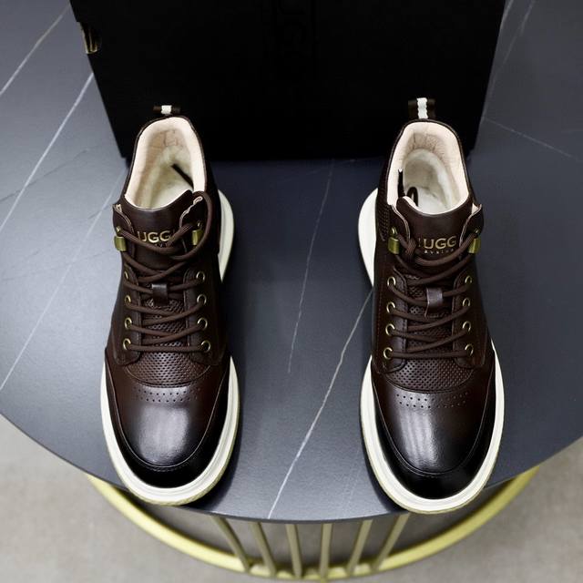 出厂价P 澳洲进口加厚羊毛 品牌：Ugg正品代购 尺码：39-44 等级： 官网1:1 材料： 头层真皮防水防冻鞋面 真毛内里 原版防滑耐磨轻便柔软大底 款式类