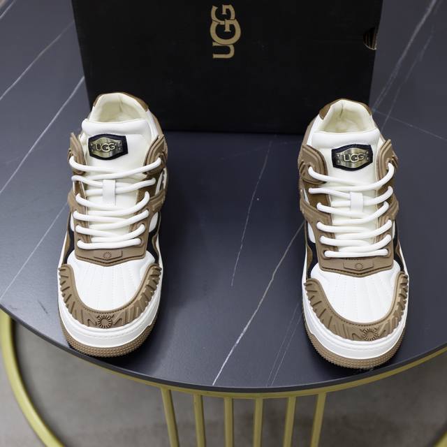 出厂价P 澳洲进口加厚羊毛 品牌：Ugg正品代购 尺码：39 44 45订做 等级： 官网1:1 材料： 头层真皮防水防冻鞋面 真毛内里 原版防滑耐磨大底 款式