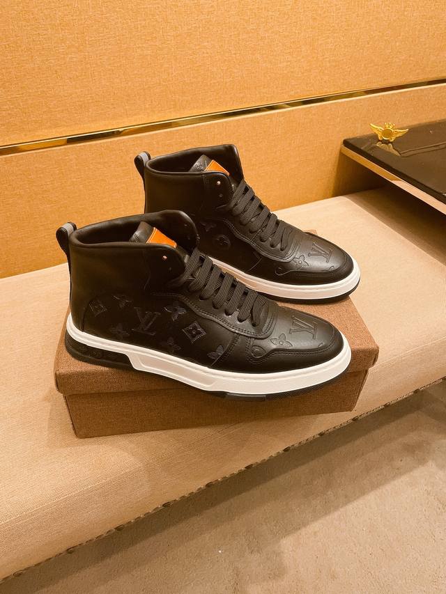 工厂P批 Lv 路易威登 男鞋高端品牌 官网1：1最新力作：鞋面采用意大利进口头层牛皮搭配舒适透气内里原版防滑耐磨大底制作，让行走更加便捷舒适！独家新款，惊世之