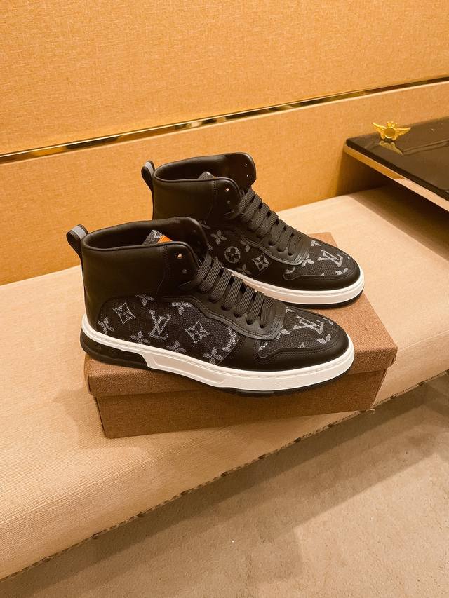 工厂P批 Lv 路易威登 男鞋高端品牌 官网1：1最新力作：鞋面采用意大利进口头层牛皮搭配舒适透气内里原版防滑耐磨大底制作，让行走更加便捷舒适！独家新款，惊世之