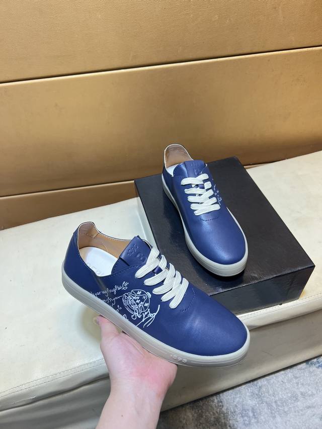 布鲁提 顶级代购男士2025Hk专柜同步发售。鞋底：原厂特供原版底，独家活动底超级舒适，原厂跟单货，高品质多色拼接设计做工精致细腻，独一无二， 丝绸面料，牛皮里