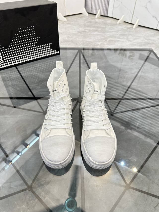 售 价: P 商品商标：Dsquard D2次方* 高帮休闲鞋 正码码数: 36-45 可订做46. 商品材料：鞋面进口原版材料，透气内里，原版大底。 编 号：