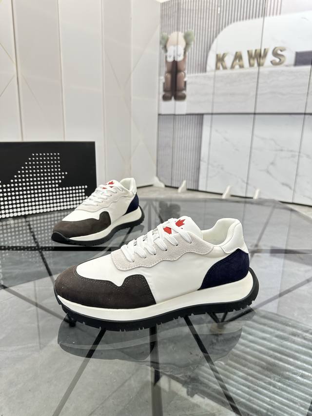 售 价: P 商品商标：Dsquard D2次方* 低帮休闲鞋 正码码数: 38-45 可订做46. 商品材料：鞋面进口磨砂皮拼接原版布料，透气内里，原版大底。