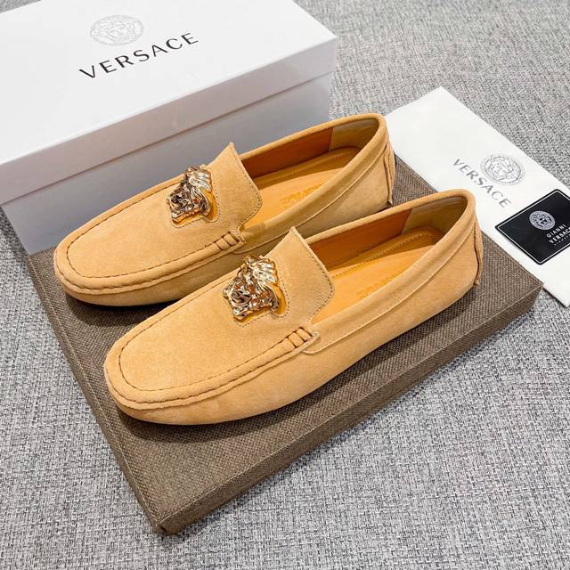 实 ，范思哲官网高端爆款豆豆鞋，鞋面头层进口头层高丝光牛皮，奢华高档，头层牛里 真材实料 ，原版进口耐磨橡胶底， 官网出品 男士优雅心备佳品，采用精湛工艺。穿着