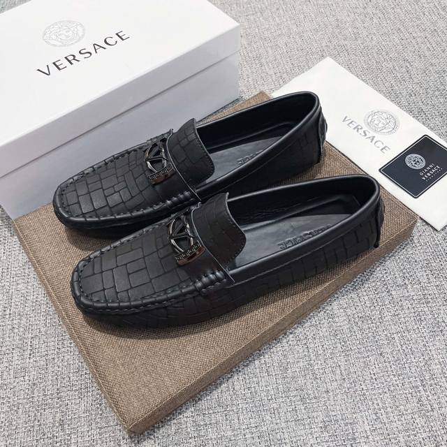 范思哲Verace，高端，官网新款，1921年创立于佛罗伦萨，是全球奢侈品品牌之一，其独特的创意和革新风靡全球， 永恒而经典，一直以来深受明星们的青睐，并成为世