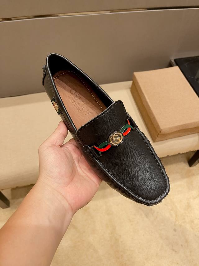 古驰 Gucci ，1921年创立于佛罗伦萨，是全球奢侈品品牌之一，其独特的创意和革新风靡全球，古驰 永恒而经典，一直以来深受明星们的青睐，并成为世界上流社会人