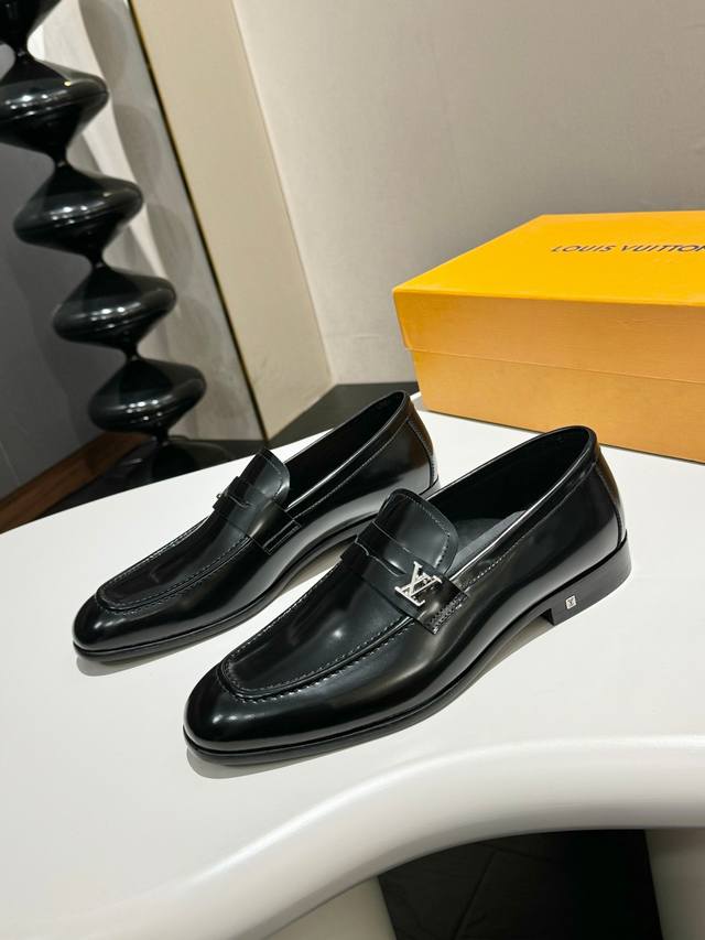 L.V~高端男士正装休闲皮鞋，经典款，高端大气，进口牛皮打造，小牛皮透气内里，真皮大底，顶级品质！ 元 Size：39-44 38.45.46定做