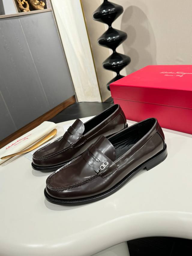Ferragamo 菲拉格慕 经典的男士商务皮鞋，进口黑色小牛皮，牛皮内里，皮质非常柔软，原版真皮大底，码数39-44码 38 45 46 47定做 ，
