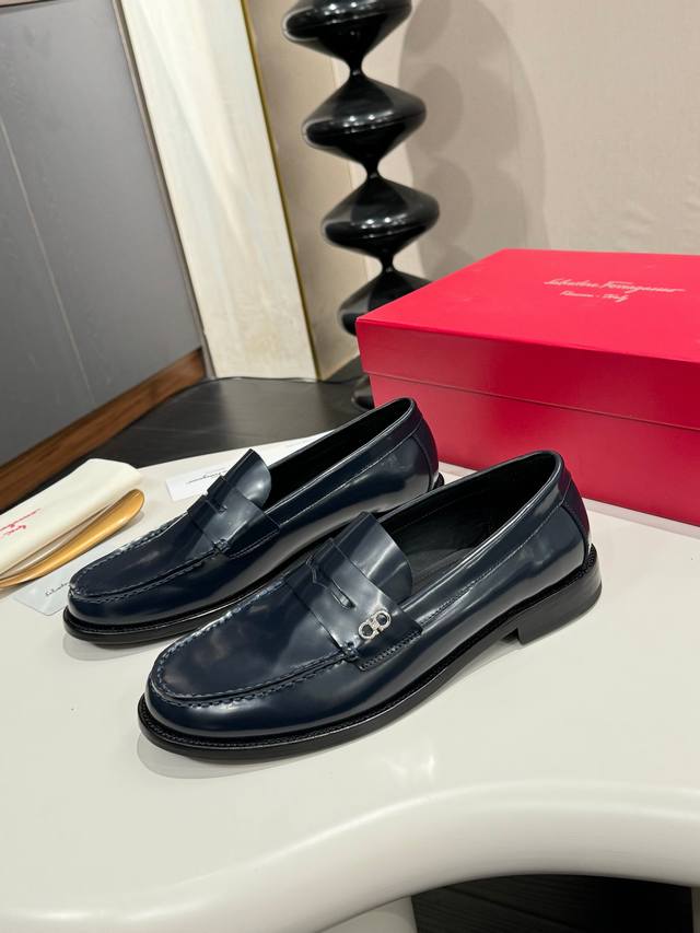 Ferragamo 菲拉格慕 经典的男士商务皮鞋，进口黑色小牛皮，牛皮内里，皮质非常柔软，原版真皮大底，码数39-44码 38 45 46 47定做 ，