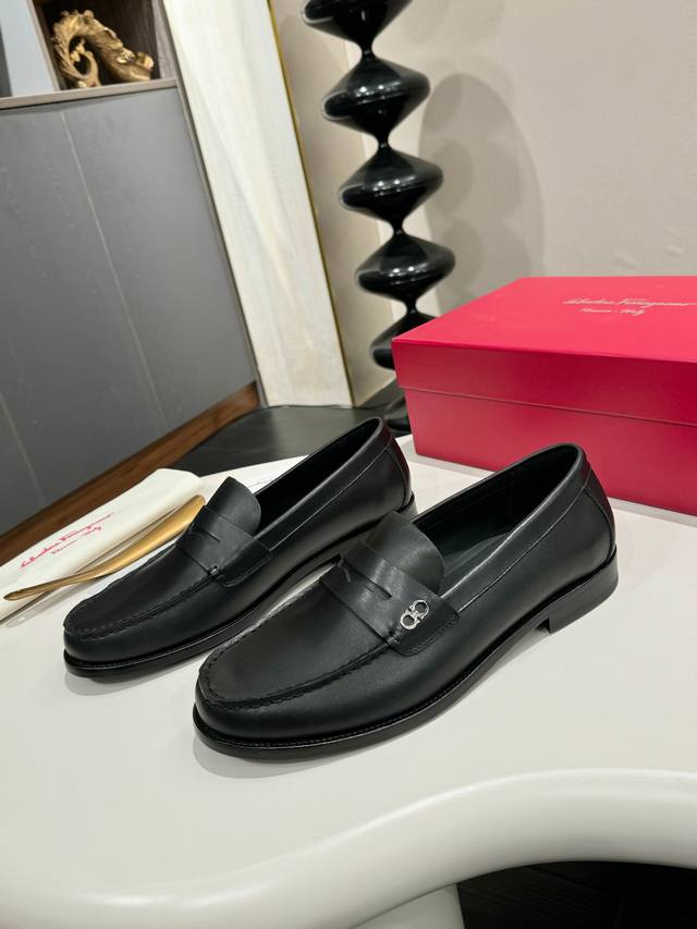 Ferragamo 菲拉格慕 经典的男士商务皮鞋，进口黑色小牛皮，牛皮内里，皮质非常柔软，原版真皮大底，码数39-44码 38 45 46 47定做 ，