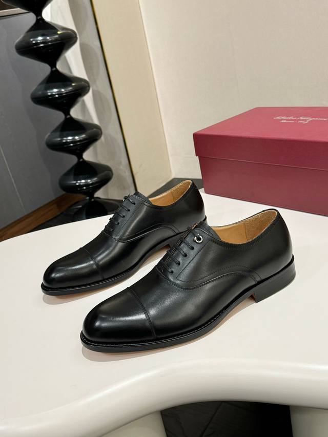 Ferragamo 菲拉格慕 经典的男士商务皮鞋，进口黑色小牛皮，牛皮内里，皮质非常柔软，原版真皮大底，码数39-44码 38 45 46 47定做 ，