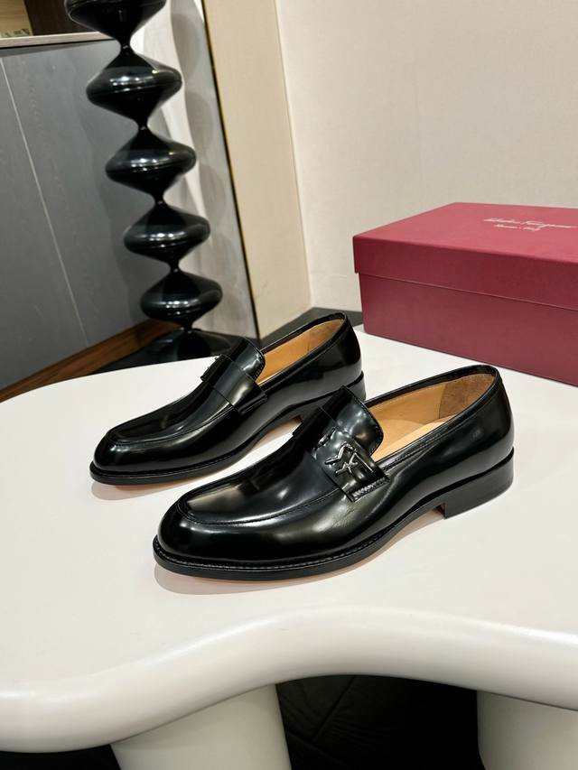 Ferragamo 菲拉格慕 经典的男士商务皮鞋，进口黑色小牛皮，牛皮内里，皮质非常柔软，原版真皮大底，码数39-44码 38 45 46 47定做 ，