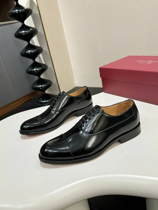 Ferragamo 菲拉格慕 经典的男士商务皮鞋，进口黑色小牛皮，牛皮内里，皮质非常柔软，原版真皮大底，码数39-44码 38 45 46 47定做 ，