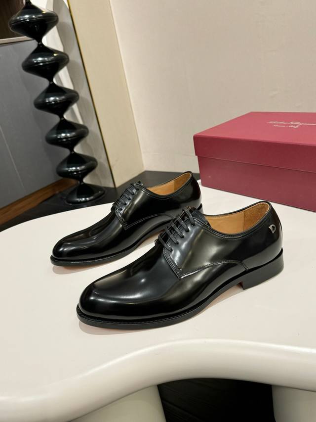 Ferragamo 菲拉格慕 经典的男士商务皮鞋，进口黑色小牛皮，牛皮内里，皮质非常柔软，原版真皮大底，码数39-44码 38 45 46 47定做 ，