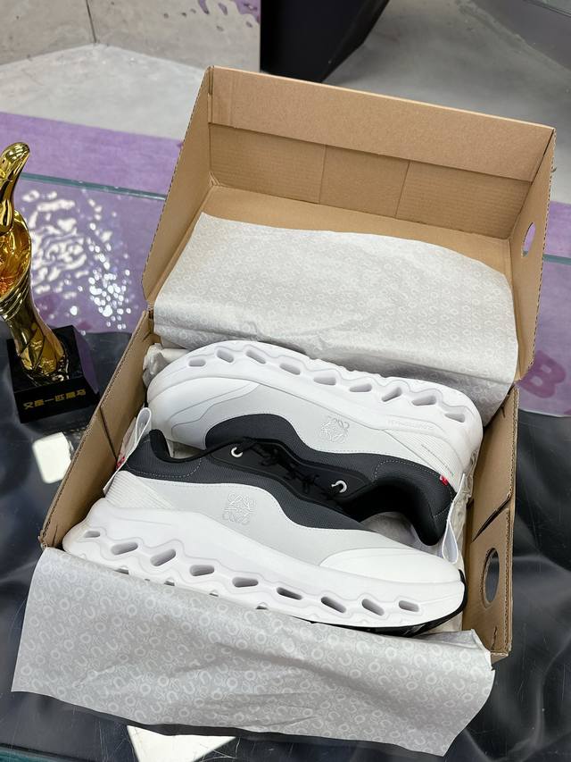 实价： 跑步运动 专业户 跑鞋 舒适度百分百 时尚与运动结合的美丽 2代 昂跑Onrunning与Loewe罗意威的联名全新开后On！穿上它去来一场高级审美的C