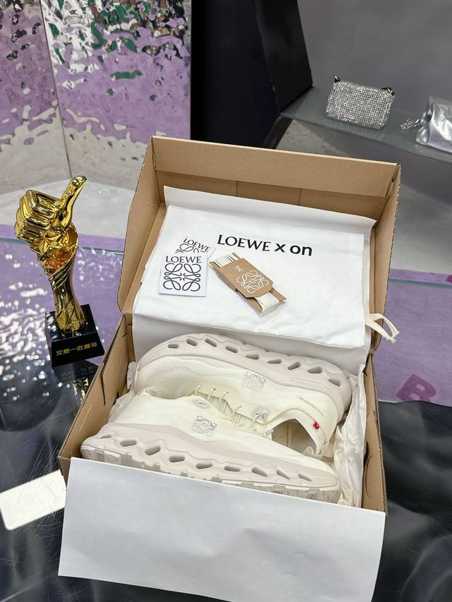 实价： 最新运动鞋 全套包装舒适度百分百 时尚又运动 众多明星同款 时尚界的一款联名爆款爆动时尚圈 Loewe X On昂跑Cloudtilt 罗意威 联名轻量