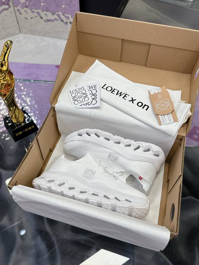实价： 最新运动鞋 全套包装舒适度百分百 时尚又运动 众多明星同款 时尚界的一款联名爆款爆动时尚圈 Loewe X On昂跑Cloudtilt 罗意威 联名轻量