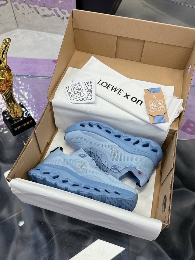 实价： 最新运动鞋 全套包装舒适度百分百 时尚又运动 众多明星同款 时尚界的一款联名爆款爆动时尚圈 Loewe X On昂跑Cloudtilt 罗意威 联名轻量