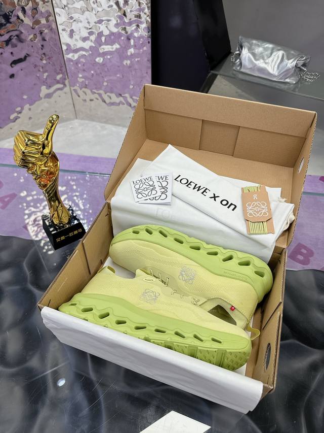 实价： 最新运动鞋 全套包装舒适度百分百 时尚又运动 众多明星同款 时尚界的一款联名爆款爆动时尚圈 Loewe X On昂跑Cloudtilt 罗意威 联名轻量