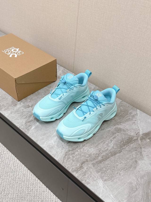 实价： Loewe罗意威 X On昂跑联名情侣款 跑鞋 罗意威 Xon 昂跑全新合作系列 时尚，品牌与瑞士高性能运动品牌On携手打造的此系列作品专为城市与户外生