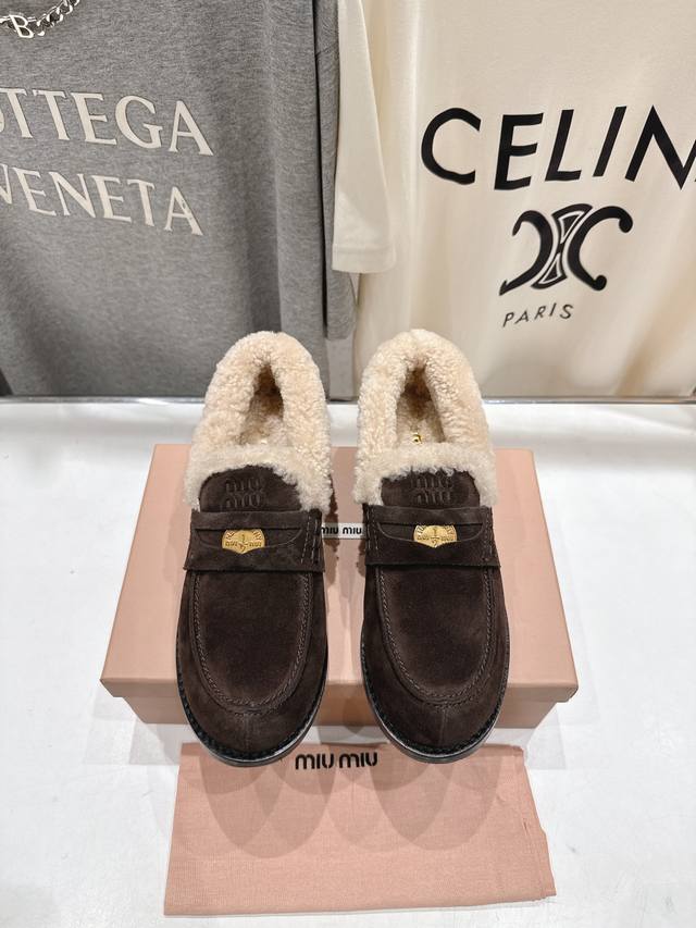高版本出厂 Miumiu 缪缪F049 2025Ss秋冬新款 幸运钱币系列驾车鞋加毛乐福鞋毛毛鞋 各路明星、小红书时尚博主都有种草。鞋面饰有硬币与压花Miu徽标