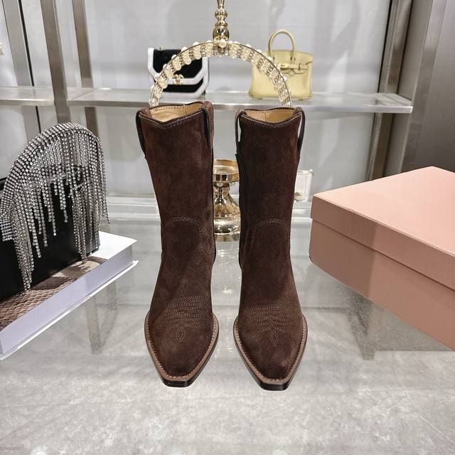 出厂 Miu 25新款 New Arrival 缪缪新款 四季靴 复古经典牛仔机车靴造型 代购级别断货王爆款 造型松弛感限量走秀款一双封神复古做旧拉丝工艺复古做