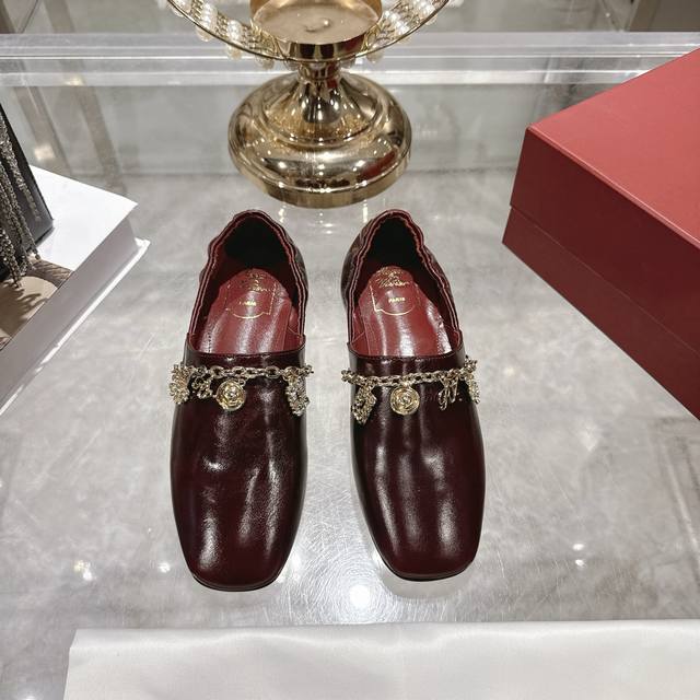 出厂 Roger Vivie*新款水晶吊坠平底单鞋 上脚舒适度太棒啦 美丽又甜酷的风格 每个女生都要有一双 鞋面原版小羊皮 Zp开模五金扣 内里垫脚顶级混种羊皮