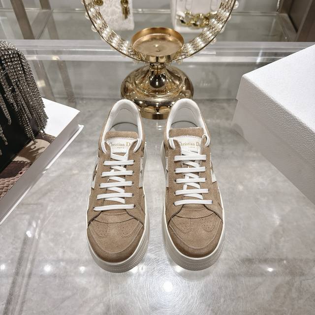 出厂价P 拖鞋330高版本 Dior迪奥2025新款松糕鞋厚底休闲鞋 这款Dior Star运动鞋延续经久不衰的轮廓采用牛皮革精心制作，所以上脚会特别的舒服哦