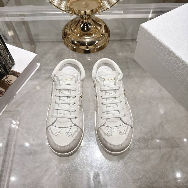 出厂 拖鞋 高版本 Dior迪奥2025新款松糕鞋厚底休闲鞋 这款Dior Star运动鞋延续经久不衰的轮廓采用牛皮革精心制作，所以上脚会特别的舒服哦 饰以同色