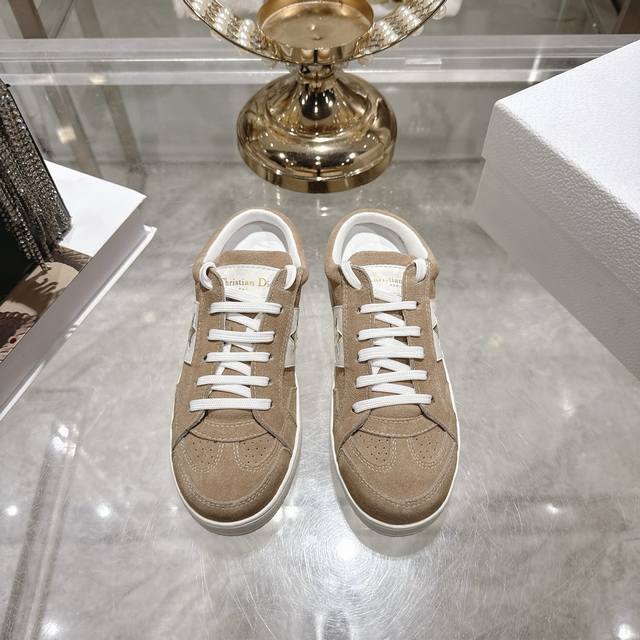 出厂 拖鞋 高版本 Dior迪奥2025新款松糕鞋厚底休闲鞋 这款Dior Star运动鞋延续经久不衰的轮廓采用牛皮革精心制作，所以上脚会特别的舒服哦 饰以同色