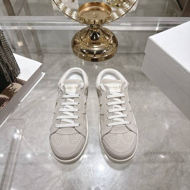 出厂 拖鞋 高版本 Dior迪奥2025新款松糕鞋厚底休闲鞋 这款Dior Star运动鞋延续经久不衰的轮廓采用牛皮革精心制作，所以上脚会特别的舒服哦 饰以同色