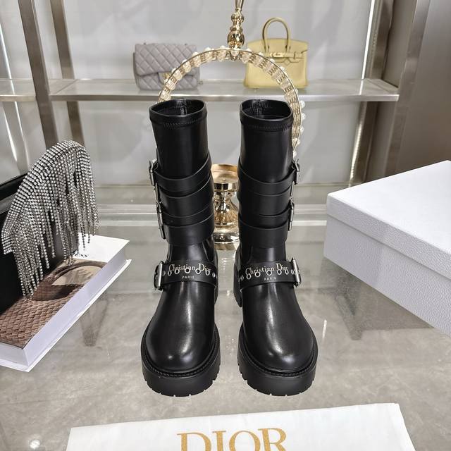 出厂 代购级 Dior 迪奥 25新款 中靴 高筒靴 布洛克长靴 25早春成衣系列新品，彰显高订魅力。黑色橡胶效果牛皮革筒形设计，侧面饰以银色拉链饰面提升格调。