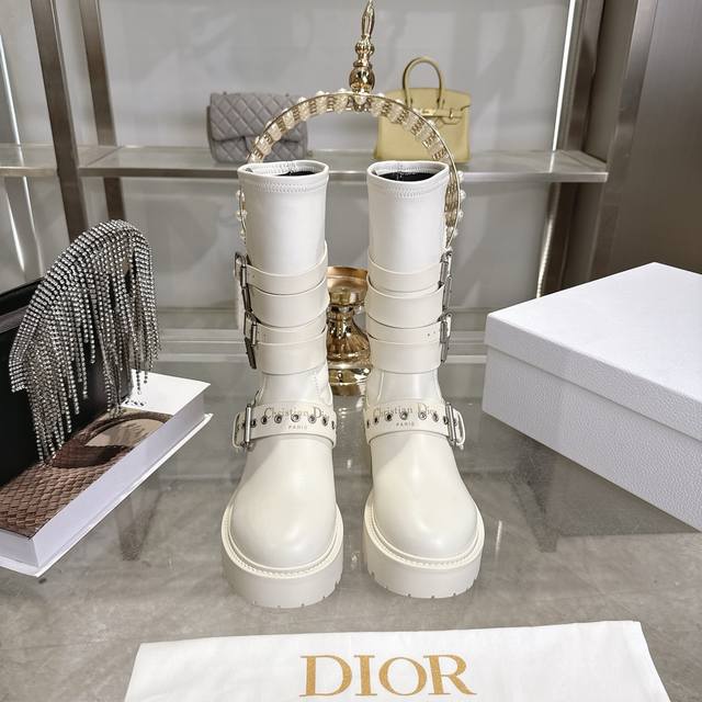 出厂 代购级 Dior 迪奥 25新款 中靴 高筒靴 布洛克长靴 25早春成衣系列新品，彰显高订魅力。黑色橡胶效果牛皮革筒形设计，侧面饰以银色拉链饰面提升格调。