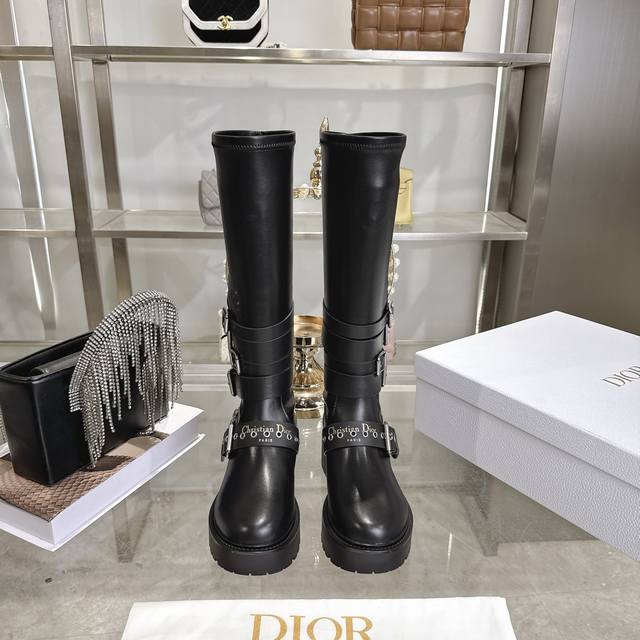 出厂 代购级 Dior 迪奥 25新款 中靴 高筒靴 布洛克长靴 25早春成衣系列新品，彰显高订魅力。黑色橡胶效果牛皮革筒形设计，侧面饰以银色拉链饰面提升格调。